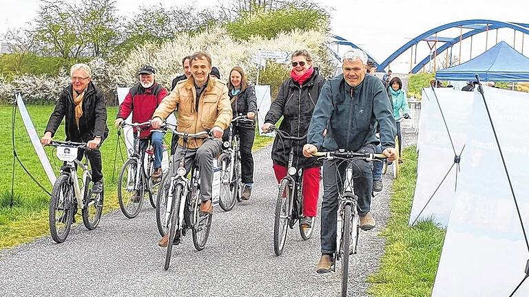 Wege verbinden: Die Gäste der Skulpturenwegeröffnung radeln Richtung Landkreis Bamberg. Die zweite Station an der Route wartet bereits zwei Kilometer weiter in Niederau.