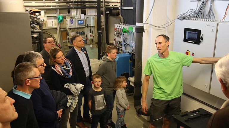 Bademeister Ludwig Scheckenbach weihte die Besucher beim Tag der offenen Tür im frisch sanierten Volkacher Hallenbad in die Geheimnisse der Bäder- und Gebäudetechnik ein.