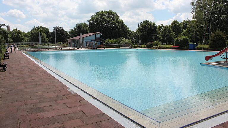 Seit Fronleichnam hat das Volkacher Freibad wieder geöffnet, allerdings nur Nichtschwimmer- und Kleinkindbecken. Das Schwimmerbecken (im Hintergrund) bleibt von einem Bauzaun umgeben.