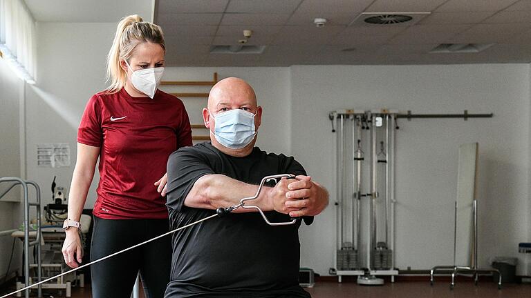 Nach einer überstandenen Corona-Erkrankung kämpfen viele Menschen noch lange mit Atemnot und Schwäche. In Einrichtungen wie der&nbsp;Frankenklinik in Bad Kissingen können Betroffene eine Reha machen.