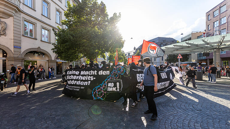 Über 200 Menschen nahmen an der Antifa-Demo gegen die Innenministerkonferenz in Würzburg am 01.06.2022 teil.