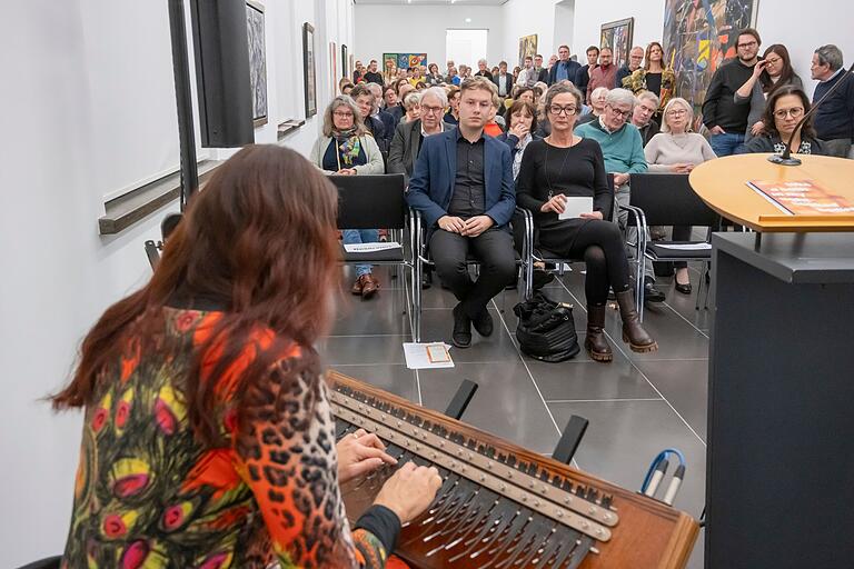 Das Interesse an der Ausstellungseröffnung war groß. Das Interesse an der Ausstellungseröffnung war groß.