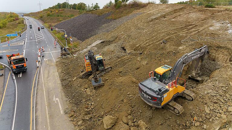Die Sanierung nach dem erneuten Böschungsrutsch an der B 279 zwischen Bad Königshofen und Bad Neustadt auf Höhe der Autobahnauffahrt zur A 71 läuft bereits. Die Sanierung nach dem erneuten Böschungsrutsch an der B 279 zwischen Bad Königshofen und Bad Neustadt auf Höhe der Autobahnauffahrt zur A 71 läuft bereits.
