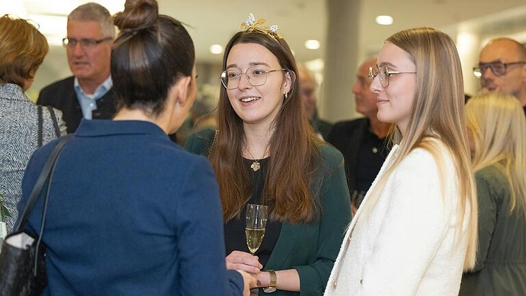 Die Fränkische Weinkönige Lisa Lehritter (Mitte) im Gespräch mit Würzburgs Sozialreferentin Hülya Düber beim Festakt der Stiftung 'Forschung hilft' am Würzburger Uniklinikum.