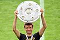 Thomas Müller       -  Der Rekordmeister: Es deutet alles darauf hin, dass Thomas Müller zum Bayern-Abschied noch ein 13. Mal die Meisterschale in Händen halten kann.