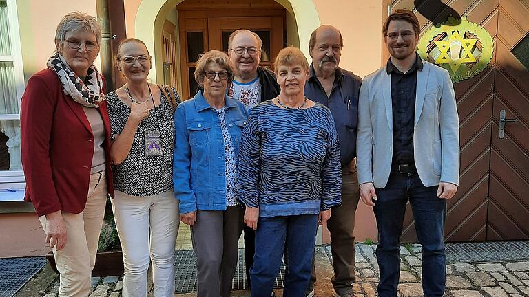 Irene Ott (Vorsitzende),&nbsp; Petra Pfaff-Ott (2. Vorsitzende ), Brunhilde Parakenings (Frauenbeauftragte), Michael Ott (Schriftführer), Gerda Finger (Beisitzer), Helmut Finger (Kassier) und VdK-Kreisgeschäftsführer Peter Fersch.