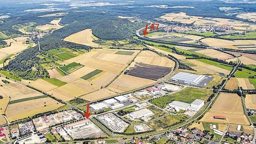 Neues Domizil: Der rote Pfeil unten weist auf das Grundstück mit der Halle, das die Firma Schmitter Hydraulik GmbH aus Arnstein beziehen wird. Unterhalb liegt der Hammelburger Stadtteil Westheim. Rechts oben (roter Pfeil) verläuft die Autobahn Würzburg-Fulda