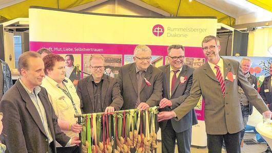 Über die „gebackenen Schlüssel“ freuen sich (von links) Wohnbereichsleiter Michael Bergmann, Bewohnervertreter Andreas Enke, Architekt Helmut Stahl, Rummelsberger-Vorstandsvorsitzender Dr. Günter Breitenbach, Geschäftsführer Karl Schulz und Regionalleiter Günter Schubert. Über die „gebackenen Schlüssel“ freuen sich (von links) Wohnbereichsleiter Michael Bergmann, Bewohnervertreter Andreas Enke, Architekt Helmut Stahl, Rummelsberger-Vorstandsvorsitzender Dr. Günter Breitenbach, Geschäftsführer Karl Schulz und Regionalleiter Günter Schubert.