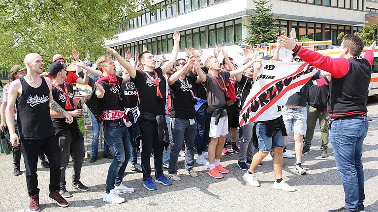 Alle sollen sie hören: Fan-Gesänge vor der s.Oliver Arena. Alle sollen sie hören: Fan-Gesänge vor der s.Oliver Arena.