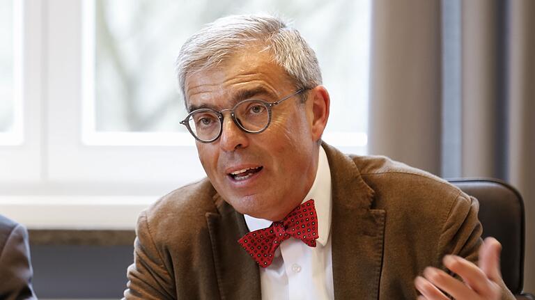 Prof. Matthias Frosch von der Uni Würzburg steht seit 2019 als Präsident allen deutschen Medizin-Fakultäten vor. Er warnt vor einem weiteren rein digitalen Semester im Winterhalbjahr. Prof. Matthias Frosch von der Uni Würzburg steht seit 2019 als Präsident allen deutschen Medizin-Fakultäten vor. Er warnt vor einem weiteren rein digitalen Semester im Winterhalbjahr.