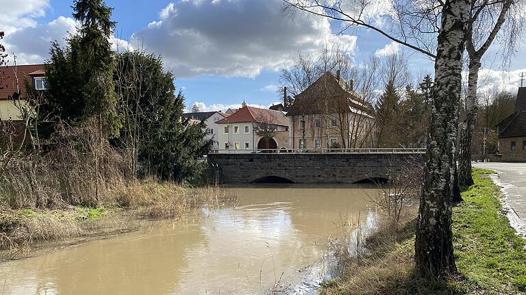 Die Volkachbrücke in der Ortsmitte von Zeilitzheim (Lkr. Schweinfurt) kann die Wassermassen gerade noch so aufnehmen. Die Volkachbrücke in der Ortsmitte von Zeilitzheim (Lkr. Schweinfurt) kann die Wassermassen gerade noch so aufnehmen.