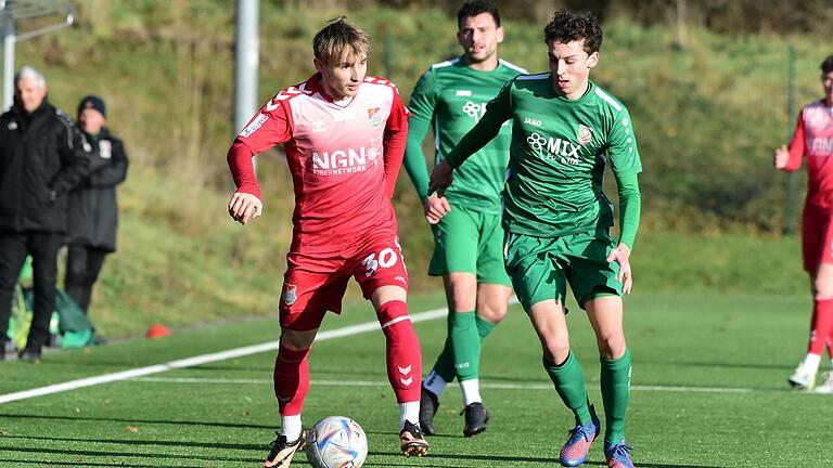 Winterneuzugang Philipp Harlaß (links) wurde im Testspiel des TSV Aubstadt beim TSV Abtswind (rechts Ferdinand Hansel) nach einer Verletzung von Nils Piwernetz bereits in der achten Minute eingewechselt. Winterneuzugang Philipp Harlaß (links) wurde im Testspiel des TSV Aubstadt beim TSV Abtswind (rechts Ferdinand Hansel) nach einer Verletzung von Nils Piwernetz bereits in der achten Minute eingewechselt.