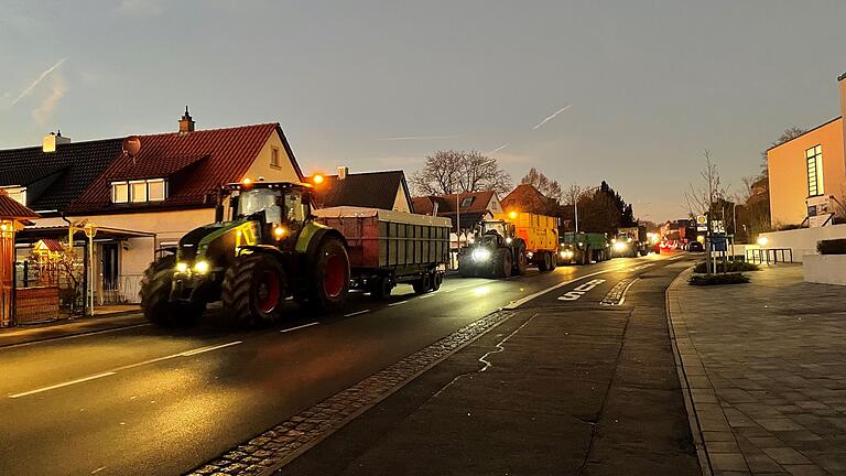 Landwirte demonstrieren deutschlandweit gegen den Wegfall von Steuervergünstigungen. So rollten am 18. Dezember auch in Haßfurt hupende Traktoren die Hofheimer Straße hinunter. Landwirte demonstrieren deutschlandweit gegen den Wegfall von Steuervergünstigungen. So rollten am 18. Dezember auch in Haßfurt hupende Traktoren die Hofheimer Straße hinunter.