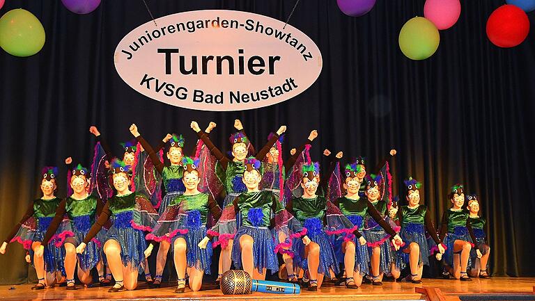 'Komm wir zeigen dir unsere Welt', war das Motto der bunten Vögel der Tanzsportgarde aus Hollstadt und die flogen direkt auf die oberste Stufe der Sieger Treppe beim Juniorengarden Showtanzturnier der Stadtgarde . 'Komm wir zeigen dir unsere Welt', war das Motto der bunten Vögel der Tanzsportgarde aus Hollstadt und die flogen direkt auf die oberste Stufe der Sieger Treppe beim Juniorengarden Showtanzturnier der Stadtgarde .