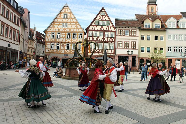 Die Volkstanzgruppe Tauberbischofsheim zeigte verschiedene traditionelle Volkstänze in bunten Trachten. Die Volkstanzgruppe Tauberbischofsheim zeigte verschiedene traditionelle Volkstänze in bunten Trachten.