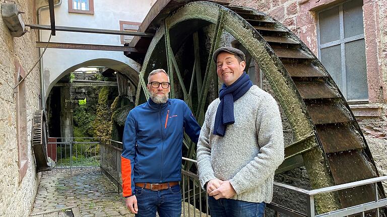 Beeindruckend an der Papiermühle ist für viele Gäste des Museums das große Wasserrad. Björn Johannsen (links) von der Kulturberatung Fishberg und Museumsleiter Johannes Follmer im Gespräch über die Neuerungen des Museumskonzepts.