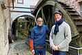 Beeindruckend an der Papiermühle ist für viele Gäste des Museums das große Wasserrad. Björn Johannsen (links) von der Kulturberatung Fishberg und Museumsleiter Johannes Follmer im Gespräch über die Neuerungen des Museumskonzepts.