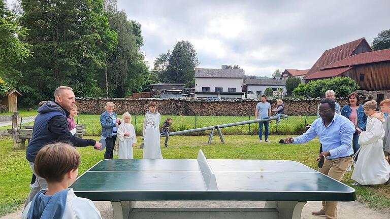 Tischtennis-Match von Bürgermeister Mario Götz und Pfarrer Blaise Okpanachi       -  Tischtennis-Match von Bürgermeister Mario Götz und Pfarrer Blaise Okpanachi