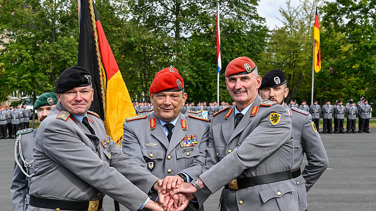 Generalmajor Ruprecht von Butler verlässt die 10. Panzerdivision in Veitshöchheim.
Kommandoübergabe in Veitshöchheim von Ruprecht von Butler an Generalmajor Jörg Thorsten See.