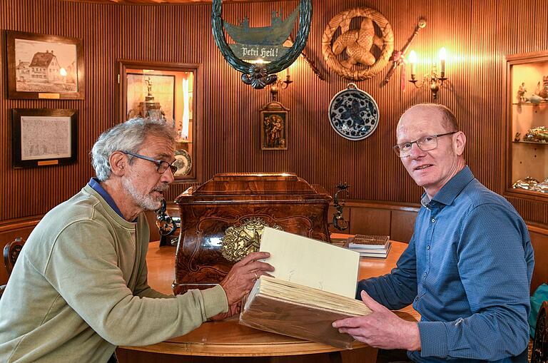 Blick in den Zunftsaal der Fischerzunft, hier ein Foto von 2022 mit Schatzmeister Thomas Burkart (rechts) und Besatzmeister Rudolf Ripel. Blick in den Zunftsaal der Fischerzunft, hier ein Foto von 2022 mit Schatzmeister Thomas Burkart (rechts) und Besatzmeister Rudolf Ripel.