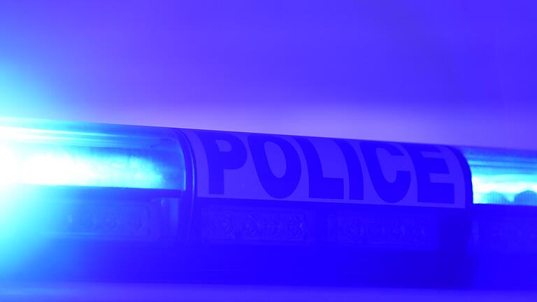 Französische Polizei - Weil sie ihre 13-jährige Tochter verhungern ließ, ist eine Mutter in Frankreich verurteilt worden. Französische Polizei - Weil sie ihre 13-jährige Tochter verhungern ließ, ist eine Mutter in Frankreich verurteilt worden.