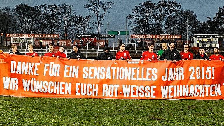 Jahresausklang am Dallenberg: Die Kickers-Spieler bedanken sich nach dem 0:0 gegen den SV Wehen Wiesbaden bei den Fans. Jahresausklang am Dallenberg: Die Kickers-Spieler bedanken sich nach dem 0:0 gegen den SV Wehen Wiesbaden bei den Fans.