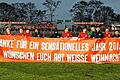 Jahresausklang am Dallenberg: Die Kickers-Spieler bedanken sich nach dem 0:0 gegen den SV Wehen Wiesbaden bei den Fans.