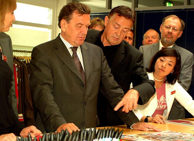 Gute Freunde: Bernd Freier (vorne rechts) zeigte 2003 dem damaligen Bundeskanzler Gerhard Schröder, wie bei s.Oliver gearbeitet wird. Gute Freunde: Bernd Freier (vorne rechts) zeigte 2003 dem damaligen Bundeskanzler Gerhard Schröder, wie bei s.Oliver gearbeitet wird.