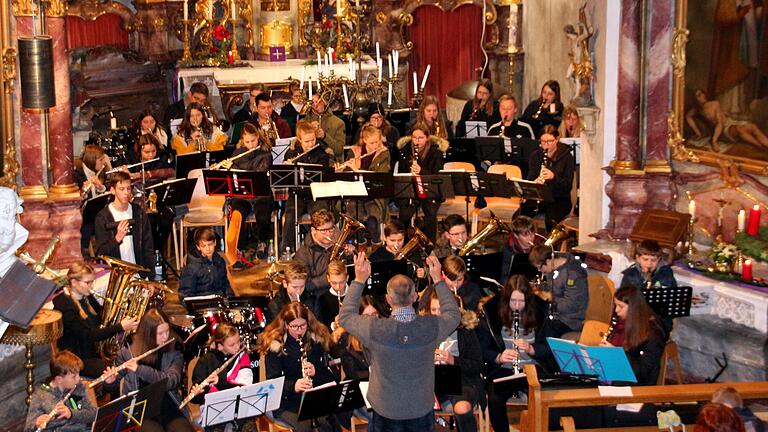 Gelungenes Adventskonzert: Bläserklasse, Mini- und Zwergrebellen in der Kirche Hohestadt.