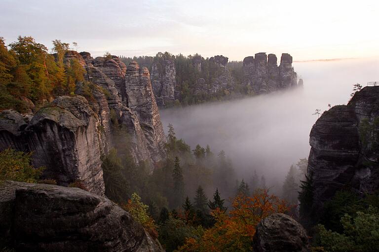 Morgennebel im Nationalpark Sächsische Schweiz. Der Herbst ist für die Wanderer zwischen den Sandsteinfelsen die Hauptsaison. Morgennebel im Nationalpark Sächsische Schweiz. Der Herbst ist für die Wanderer zwischen den Sandsteinfelsen die Hauptsaison.