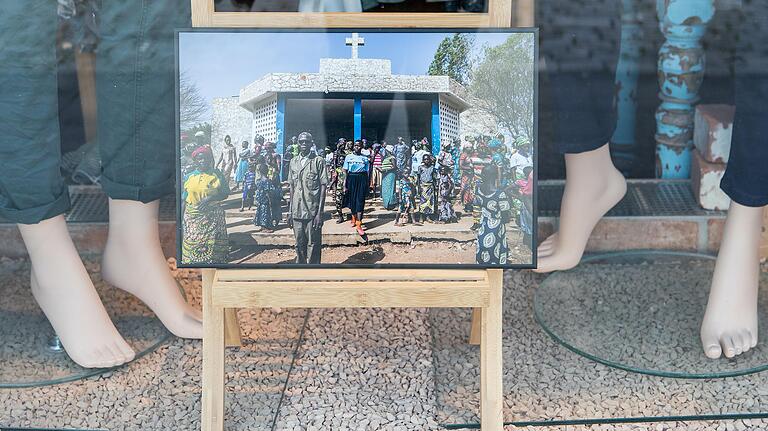 Abstimmung mit Füßen: Die Schaufenster-Ausstellung lief im wahrsten Sinne des Wortes gut.