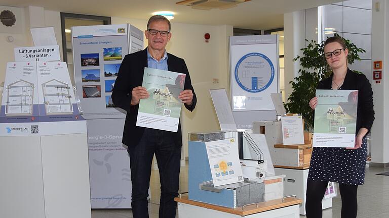 Maritta Wolf und Michael Gottwald eröffneten im Foyer der Rhöngas die Leihausstellung „Energie“ als Auftakt zu den „Wärmewochen“ im Landkreis Rhön-Grabfeld.
