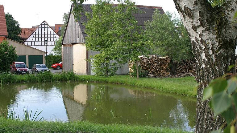 Wer keine Scheune oder Halle im Ortskern besitzt, wie hier in Dornheim, weicht auf die Flur aus. Die Stadt Iphofen will der Nutzung von Maschinenhallen jetzt Grenzen setzen. Wer keine Scheune oder Halle im Ortskern besitzt, wie hier in Dornheim, weicht auf die Flur aus. Die Stadt Iphofen will der Nutzung von Maschinenhallen jetzt Grenzen setzen.