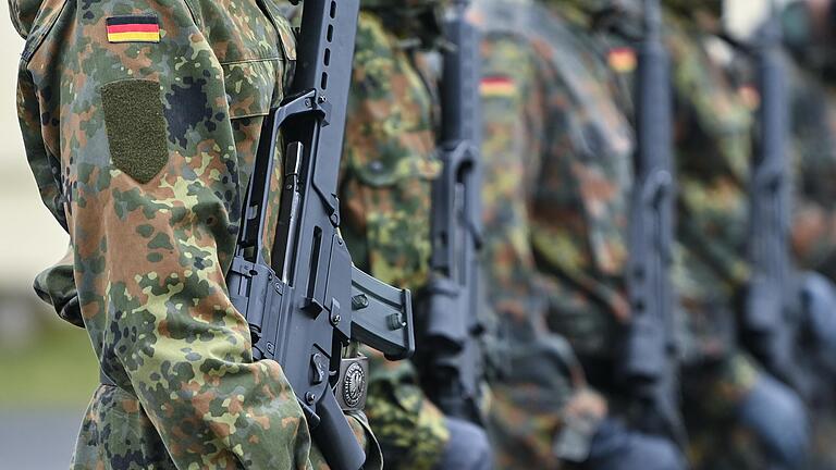 Deutschland plant angesichts des Ukraine-Kriegs mehr Ausgaben für die Bundeswehr: 100 Milliarden Euro stellt die Bundesregierung dafür bereit. Deutschland plant angesichts des Ukraine-Kriegs mehr Ausgaben für die Bundeswehr: 100 Milliarden Euro stellt die Bundesregierung dafür bereit.