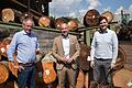 Alexander Hoffmann (Mitte) auf Informationsbesuch beim Furnierwerk Fritz Kohl in Karlstadt. Links steht&nbsp;Firmenchef Friedrich Kohl, rechts dessen Neffe&nbsp;Jannis Kohl.