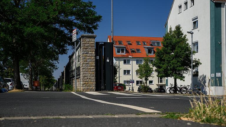 Überfall bei Bauarbeiten: In einem der Wohnhäuser auf dem Gelände der ehemaligen US-Kaserne in der Rottendorfer Straße in Würzburg wurde im Mai 2022 eine 25-jährige Bewohnerin attackiert. Überfall bei Bauarbeiten: In einem der Wohnhäuser auf dem Gelände der ehemaligen US-Kaserne in der Rottendorfer Straße in Würzburg wurde im Mai 2022 eine 25-jährige Bewohnerin attackiert. 