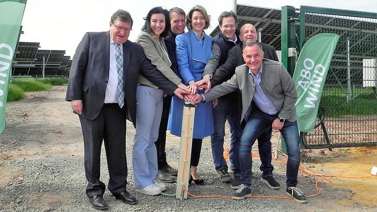 Los geht's, alle drücken auf den grünen Buzzer! Der grüne Strom fließt im Solarpark Leutershausen. Darüber freuen sich (v. links) stellvertretender Landrat Josef Demar, MdB Dorothee Bär, dritter Bürgermeister Christof Herbert, MdB Anja Weisgerber, ABO Wind-Vorstand Karsten Schlageter, Wolfgang Wirsing und Ralf Kleinert. Los geht's, alle drücken auf den grünen Buzzer! Der grüne Strom fließt im Solarpark Leutershausen. Darüber freuen sich (v. links) stellvertretender Landrat Josef Demar, MdB Dorothee Bär, dritter Bürgermeister Christof Herbert, MdB Anja Weisgerber, ABO Wind-Vorstand Karsten Schlageter, Wolfgang Wirsing und Ralf Kleinert.