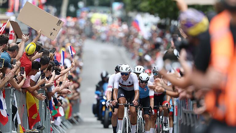 Paris 2024 - Radsport       -  Nils Politt führt die Gruppe an - als er noch fit war.