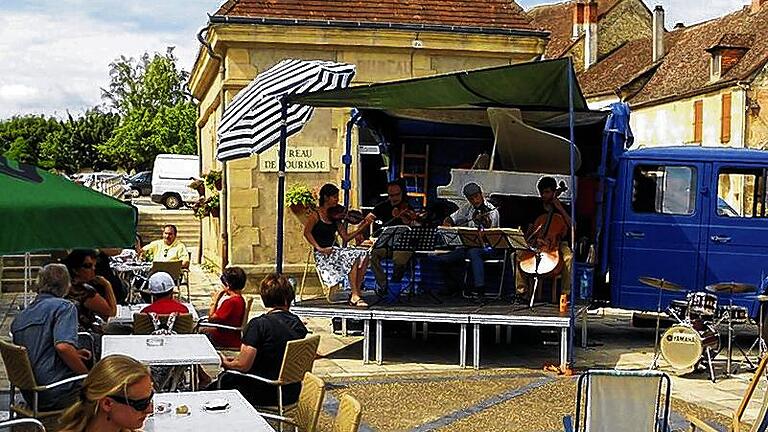 Mittendrin: Gespielt wurde in Frankreich überall dort, &bdquo;wo ein schöner Platz war&ldquo;.