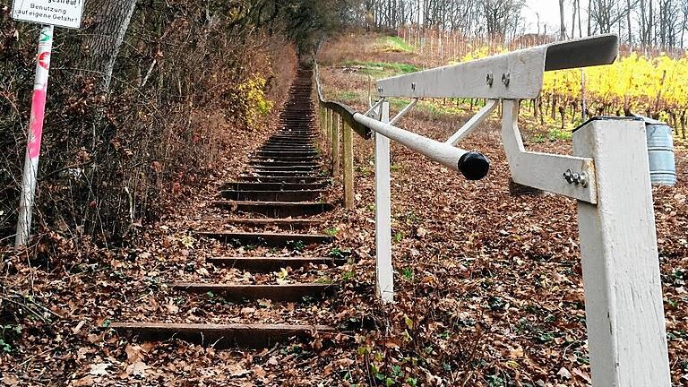 Magischer Weinort: Auf einem 190 Meter langen Handlauf entlang der Treppe vom Wendehammer in Höhe der Ausflugsstätte auf dem Stollberg hoch zur Burgruine wird künftig die „Weltgeschichte des Weinbaus“ von der ersten Weinerzeugung im Jahr 8000 vor Christus in Persien bis in die heutige Zeit erzählt. Die Arbeiten haben bereits begonnen. Magischer Weinort: Auf einem 190 Meter langen Handlauf entlang der Treppe vom Wendehammer in Höhe der Ausflugsstätte auf dem Stollberg hoch zur Burgruine wird künftig die „Weltgeschichte des Weinbaus“ von der ersten Weinerzeugung im Jahr 8000 vor Christus in Persien bis in die heutige Zeit erzählt. Die Arbeiten haben bereits begonnen.