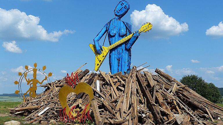 &bdquo;Playing Europe&ldquo; ist am Samstag das Motto des Berliner Feuer- und Eventkünstlers Herbert &bdquo;Jimmy&ldquo; Fell am Dicken Turm in Niederlauer. Er wird bei Einbruch der Dunkelheit seine fast sieben Meter hohe Skulptur entzünden.