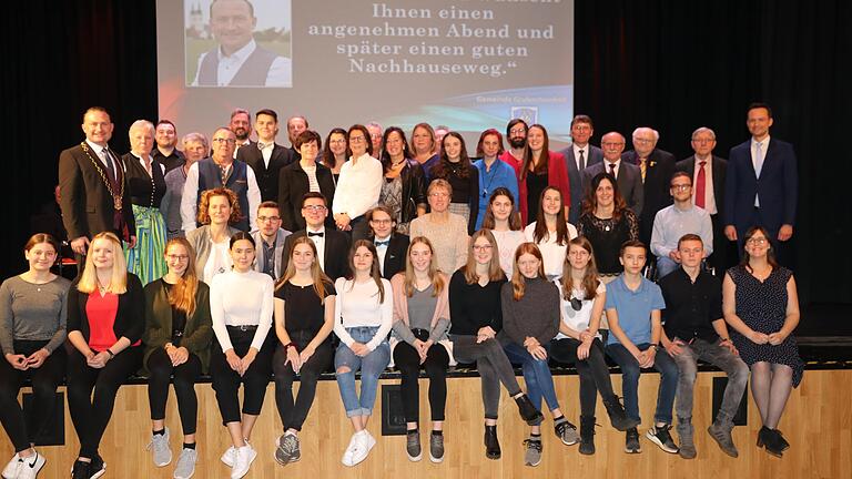 Viele Gesichter, die zum erfolgreichen Miteinander beitragen und beim Neujahrsempfang gewürdigt wurden von Grafenrheinfelds Bürgermeister Christian Keller (oben links) und Landrat Florian Töpper (oben rechts). Viele Gesichter, die zum erfolgreichen Miteinander beitragen und beim Neujahrsempfang gewürdigt wurden von Grafenrheinfelds Bürgermeister Christian Keller (oben links) und Landrat Florian Töpper (oben rechts).