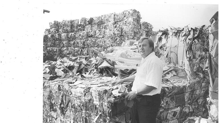 Aufnahme aus dem Jahr 1975: Siegfried Fischer steht vor aufgestapelten Altpapierballen. 1970 gründete er die WÜRO Papierverwertung.