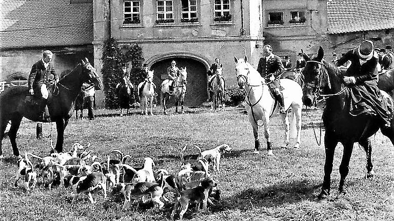 In den frühen 80er Jahren brachen vom Schlosshof in Oberschwappach nur noch Reiter ohne Waffen zu Fuchsjagden, besser gesagt Schleppjagden mit Hunden, auf.