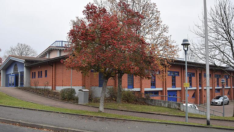 Die Spessarttorhalle in Lohr ist die einzige Halle im Landkreis, wo Handballer 'harzen' dürfen. Sie wird nun aber wieder als Impfzentrum benötigt.&nbsp;