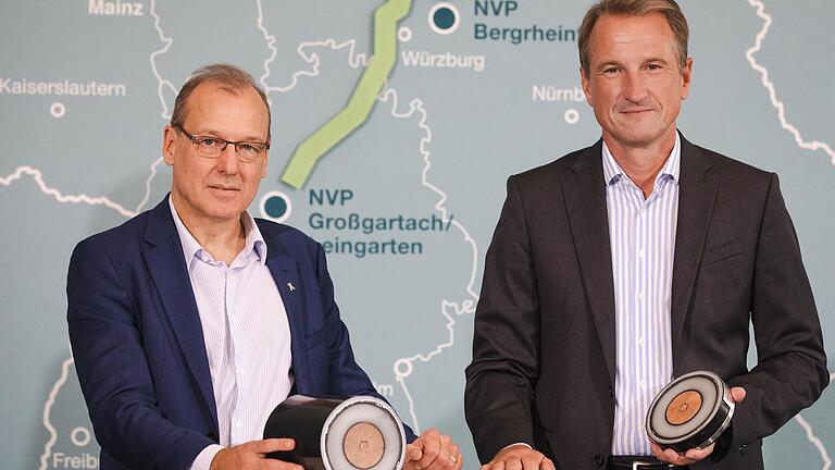 Bei ihnen laufen die SuedLink-Fäden zusammen: Werner Götz (links), Vorsitzender der Geschäftsführung von TransnetBW, und Thorsten Dietz, Director Large Project DC bei Tennet. Das Bild zeigt die beiden Manager in der neuen gemeinsamen Niederlassung in Würzburg. In den Händen halten sie Anschauungsexemplare der Stromleitung, die unter anderem in Unterfranken verlegt werden soll.