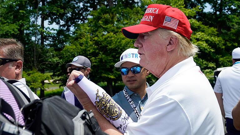 Donald Trump.jpeg       -  Der ehemalige US-Präsident Donald Trump gibt seinen Fans Autogramme. Er bekommt aus der eigenen Partei reichlich Konkurrenz.