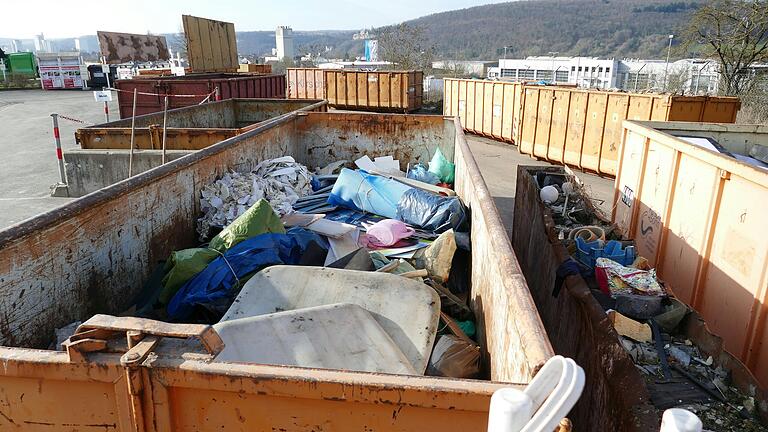 Container voll mit Abfall stehen auf der Kreismülldeponie. Was nicht verbrannt werden kann, muss sich demnächst bestenfalls in Wasser auflösen.