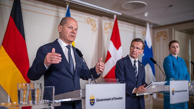 Kanzler Scholz in Schweden.jpeg       -  Bundeskanzler Olaf Scholz (links) nimmt neben Ulf Kristersson (Mitte), Ministerpräsident von Schweden, und Mette Frederiksen, Ministerpräsidentin von Dänemark, an einer Pressekonferenz teil.