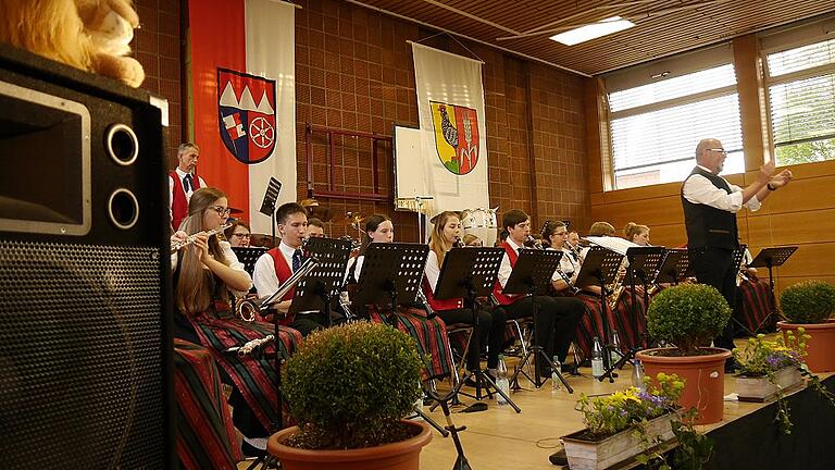 Singende Löwen, summende Maikäfer: Der Musikverein Hambach startete fulminant in den Frühling.